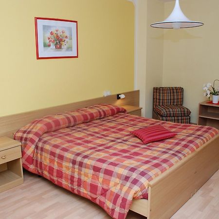 Albergo Ginevra Roncone Exteriör bild
